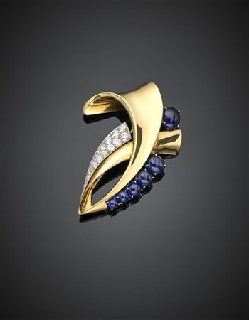 TRABERT & HOEFFER MAUBOUSSIN
Spilla a due volute contrapposte in oro giallo, bi