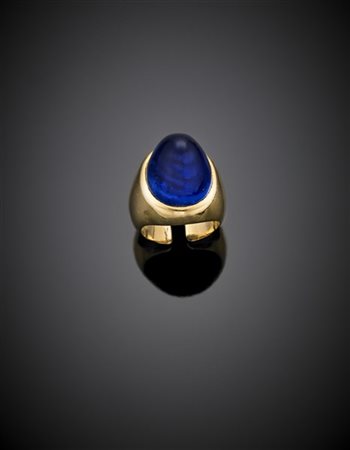 Anello in oro giallo con zaffiro cabochon di ct. 35 circa , g 21,90 circa misur
