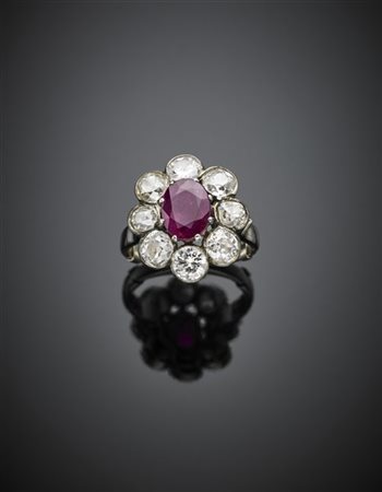 Anello in oro bianco con rubino centrale di ct. 1,85 circa e dei diamanti old m