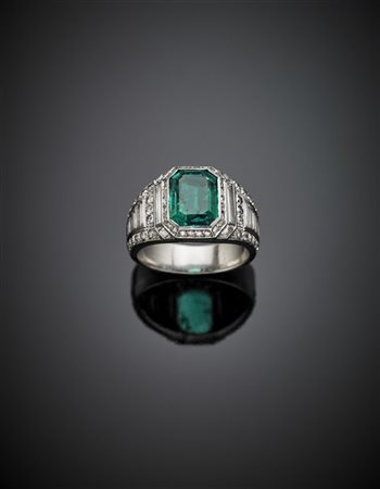 Anello in platino con diamanti rotondi e a baguette per complessivi ct. 2 circa