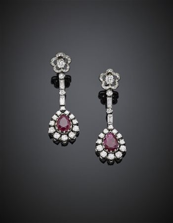 Orecchini pendenti in platino e oro bianco con diamanti rotondi e a baguette pe