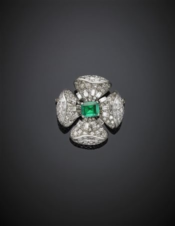 CUSI
Broche a fiore in oro e platino con diamanti rotondi e a baguette per comp