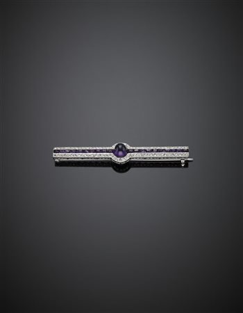 Spilla in platino con diamanti e ametiste cabochon e calibré, g 5,50 circa, lun