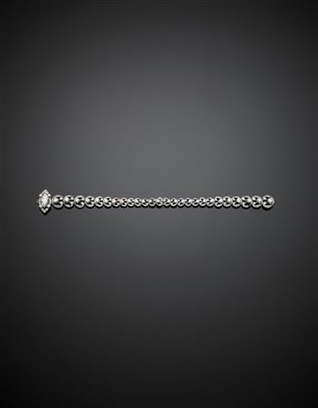 Bracciale modulare a scalare in oro bianco e diamanti rifinito al centro con di