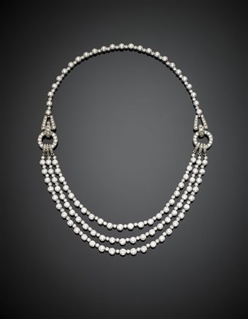 Collier in platino con parte centrale a tre giri di diamanti a decrescere per c