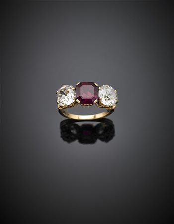 Anello in oro giallo con rubino centrale ottagonale di ct. 4,10 circa e due dia