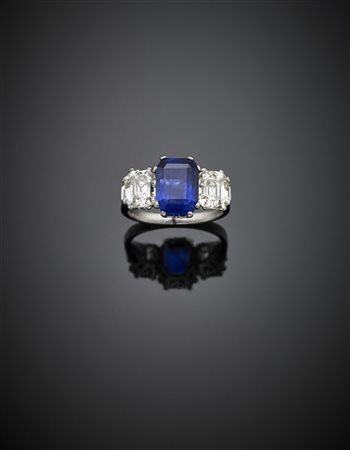 Anello in oro bianco con zaffiro centrale ottagonale di ct. 5,50 circa e due di