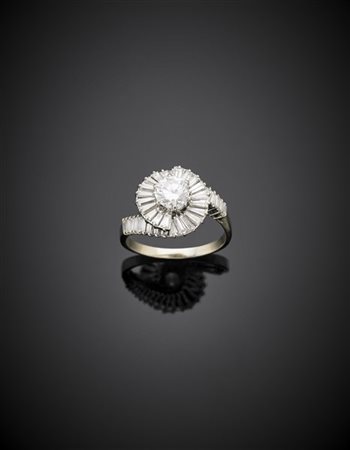 Anello in oro bianco e diamanti tapered a contornare un diamante rotondo di ct.