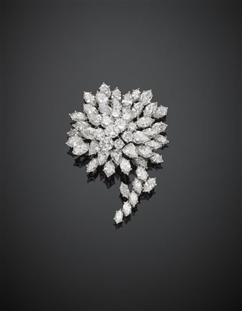 Spilla a fiore in platino con diamanti rotondi, navette e a goccia per compless