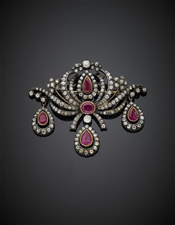 Spilla/pendente a volute in oro giallo e argento con cinque rubini di diverse f