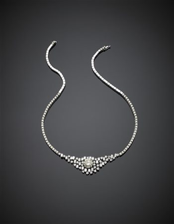 Collier in oro bianco con diamanti rotondi e a baguette per complessivi ct. 10