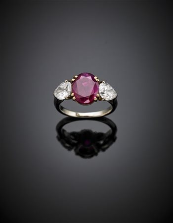 Anello in oro giallo e bianco con rubino ovale di ct. 4,58 e due diamanti a goc