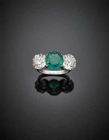 Anello in oro bianco con smeraldo centrale di ct. 3,20 circa e due diamanti lat