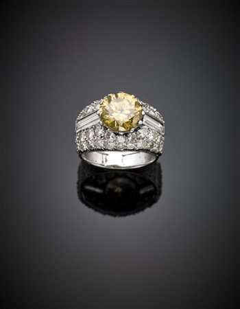 M.BUCCELLATI
Anello in oro bianco e platino rifinito con diamanti rotondi e bag