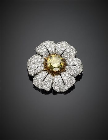 BUCCELLATI
Broche floreale in platino e oro giallo con un diamante "camaleonte"