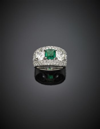 BULGARI
Anello in platino con due diamanti rotondi di ct. 1,50 circa l'uno e un