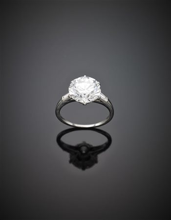 Anello in platino con diamante centrale di ct. 6,29 e due diamanti tapered sul