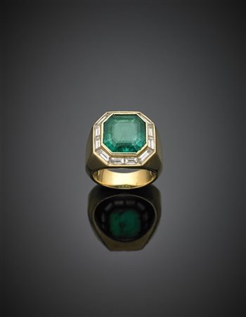 VILLA
Anello in oro giallo con smeraldo ottagonale di ct. 5,50 circa e diamanti