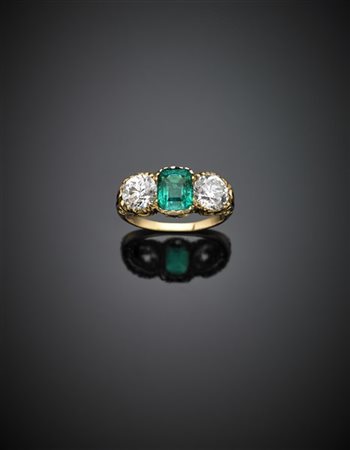 Anello in oro giallo con smeraldo centrale ottagonale di ct. 1,90 circa e due d