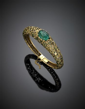 Bracciale rigido in oro giallo, smalti, diamanti mezza rosetta e smeraldo scolp