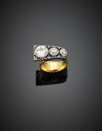 FEDERICO BUCCELLATI
Anello in oro giallo e bianco satinato con tre diamanti a s