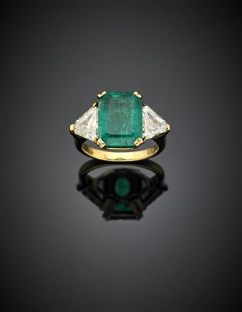 Anello in oro giallo con due diamanti triangolari di ct. 0,95 circa l'uno ai la