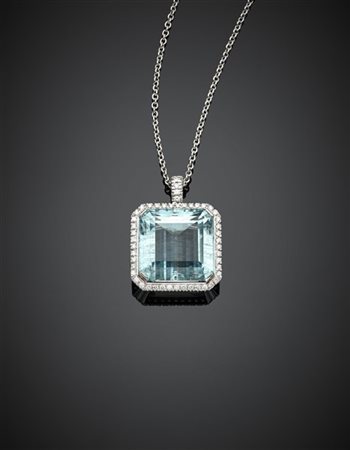 Catena con pendente in oro bianco, rifinito da un'acquamarina centrale di ct. 8