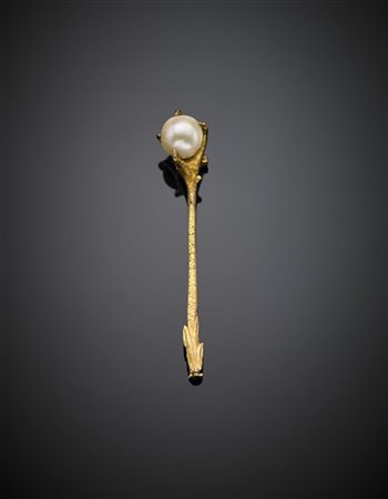 Spillone in oro giallo a guisa di zampa d'uccello con perla a bottone lievement