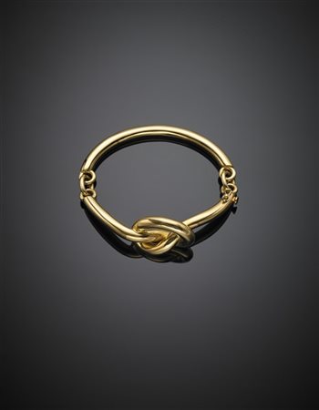 Bracciale semirigido in oro giallo rifinito con un nodo, g 29,20 circa, diam. c