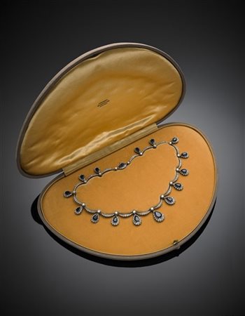 Collier a festoni a scalare in oro bianco, diamanti e zaffiri a goccia e ovale,