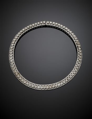 Collier articolato in oro bianco rifinito in diamanti, per complessivi ct. 4,50
