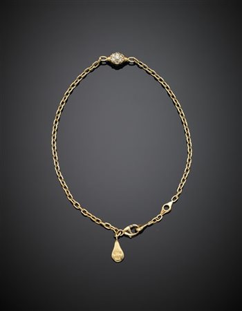 Bracciale in oro giallo rifinito in diamanti, g 3 circa, lungh. cm 17,80 circa.