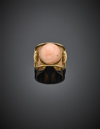 Anello a fascia aperta in oro giallo cesellato con corallo rosa di mm 12,95 cir