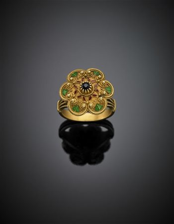 Anello in oro giallo rifinito con cordoncini e perlinature, smalti e piccola pi