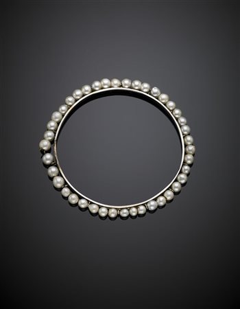 Bracciale rigido in oro bianco rifinito con perle coltivate da mm 3,90 a mm 5,5