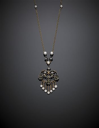 Collier in oro giallo e microperle rifinito con centrale in oro, argento, diama