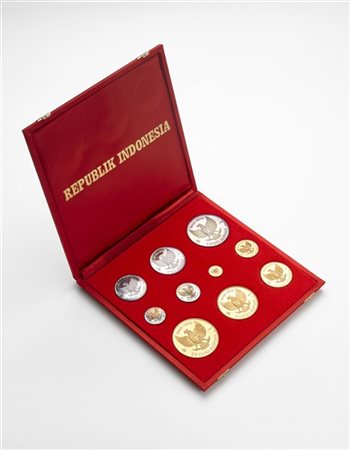 Interessante accumulo di monete commemorative dell'area orientale del periodo m