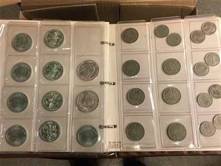 Tre album contenenti circa trecento pezzi di monete