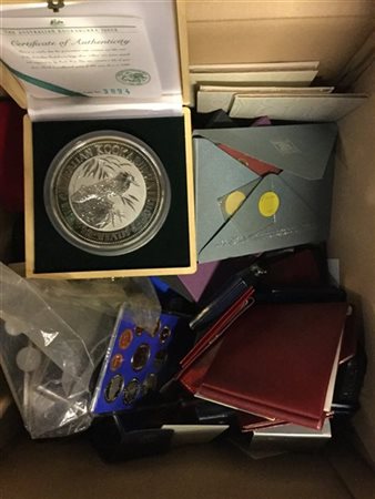 Grande accumulo di monete moderne dell'area mondiale in vari metalli tra cui un