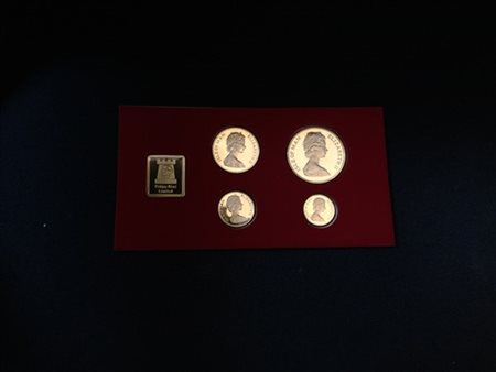 Lotto di ventiquattro monete in oro giallo di epoca moderna con buone presenze, circa gr. 350 circa. 