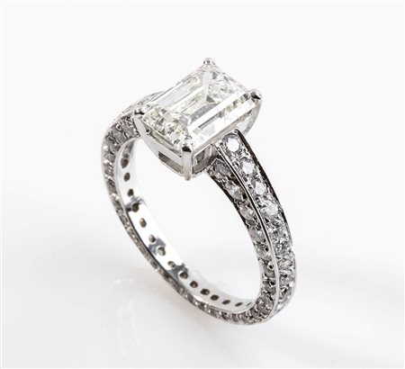 Anello solitario taglio smeraldo