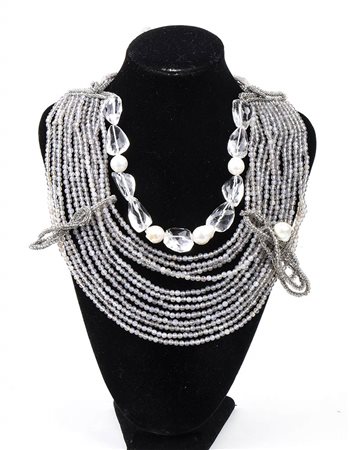 COLLANA MULTIFILO IN TOPAZI BIANCHI, PERLE DI FIUME, PERLE DI AGATA GRIGIA, FERRO E ARGENTO 