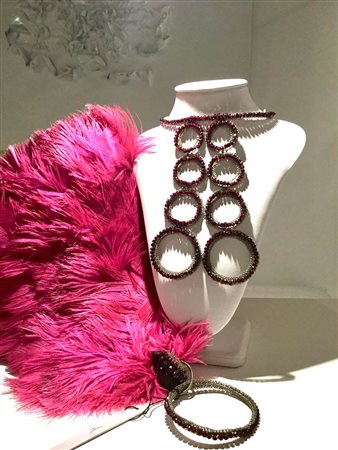 GIROCOLLO RIGIDO IN GRANATI E FERRO CON PLASTRON PENDENTE 