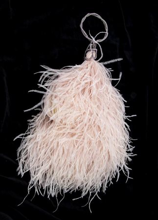 BORSA IN PIUME DI STRUZZO ROSA CON CHIUSURA-BRACCIALE IN FILIGRANA DI FERRO E ZIRCONI ROSA 