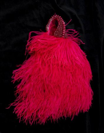BORSA IN PIUME DI STRUZZO ROSSO LAMPONE CON CHIUSURA BRACCIALE IN FILIGRANA DI FERRO E AGATA ROSSA 