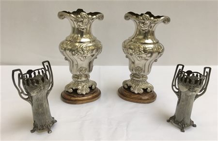 Lotto composto da una coppia di vasi in metallo decorati a ricciolo e una coppi