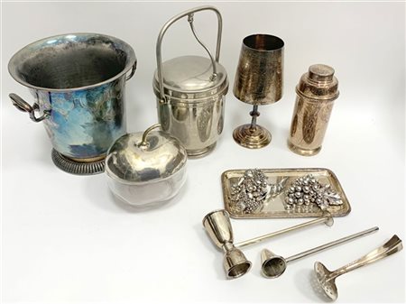 Lotto in metallo composto da due secchielli portaghiaccio, un calice, uno shake