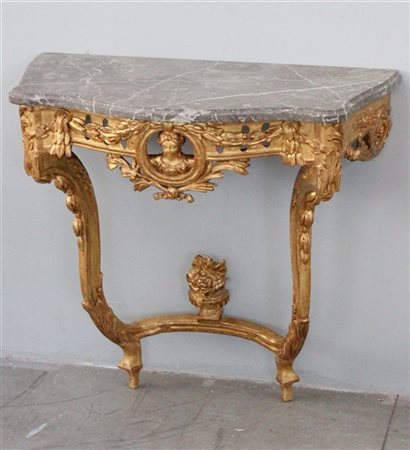 Consolle pensile in legno dorato con grembiale traforato e scolpito a mezzo bus