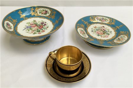 Lotto composto da due alzate in porcellana policroma decorate a mazzi fioriti e