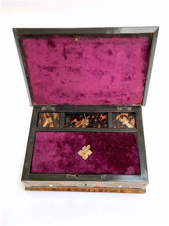 Scatola lastronata in tartaruga con inserti geometrici in metallo dorato (cm 8x